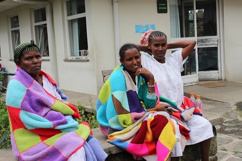 Mulu Addis (Mitte) mit anderen Patientinnen